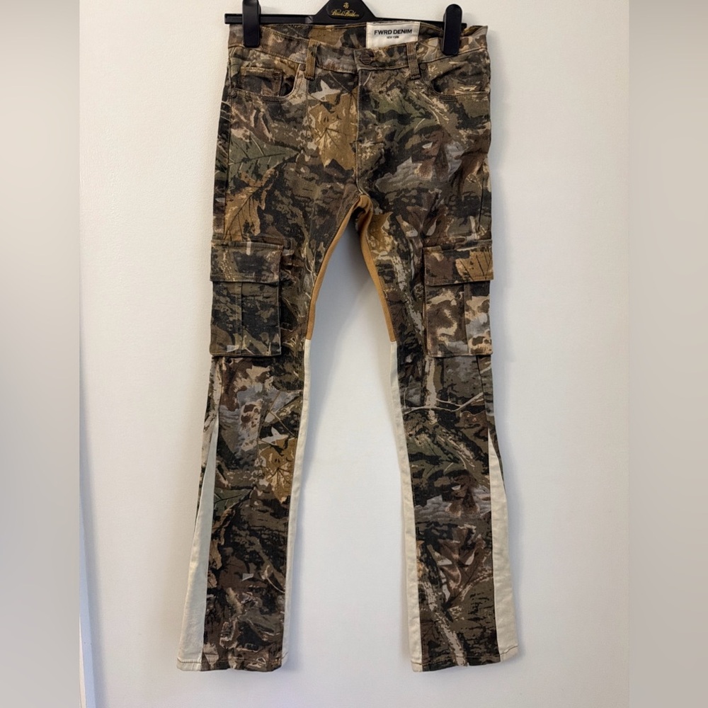 FWRD DENIM juniors  18 distressed jeans. B835